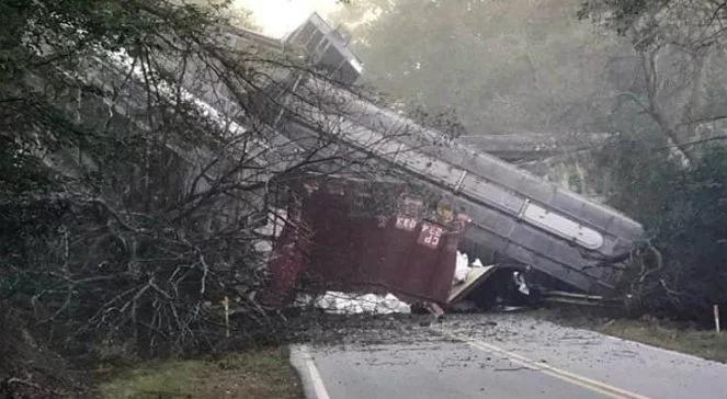 Kilkadziesiąt wagonów towarowych spadło z wiaduktu. Katastrofa kolejowa w USA