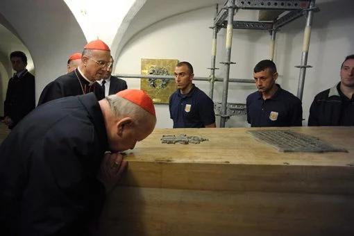 Kardynał Dziwisz: płyta z grobu Jana Pawła II  trafi do Łagiewnik