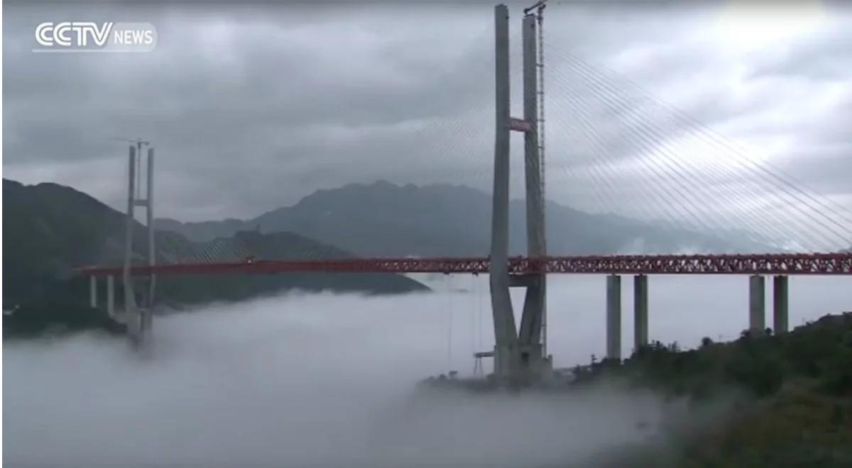Łączy prowincje Kuejczou i Junnan. W Chinach oddano do użytku najwyższy na świecie most 