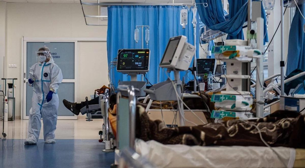Liczba zgonów na COVID-19 nie zmniejsza się. Nowy raport MZ