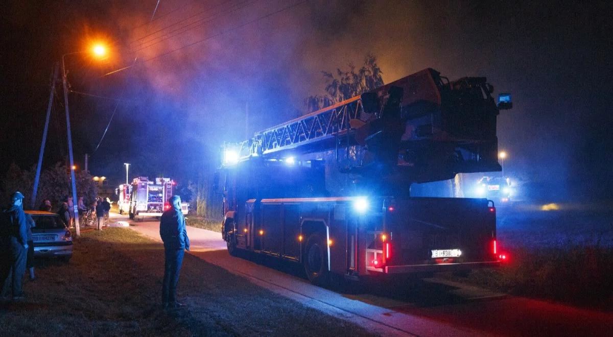 Nocny pożar w Śremie. Z ogniem na dachu walczyło kilkanaście zastępów straży