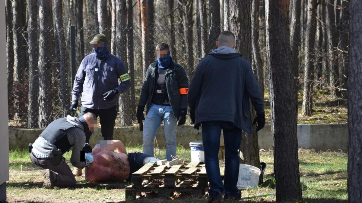 Agresywnie zaczepiał ludzi i kłuł ostrym przedmiotem. W Zielonce zatrzymano byłego wojskowego