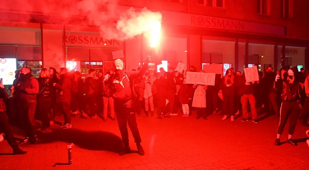 Mieli przy sobie pałki, gaz i petardy. Policja zatrzymała w Warszawie ponad 30 osób