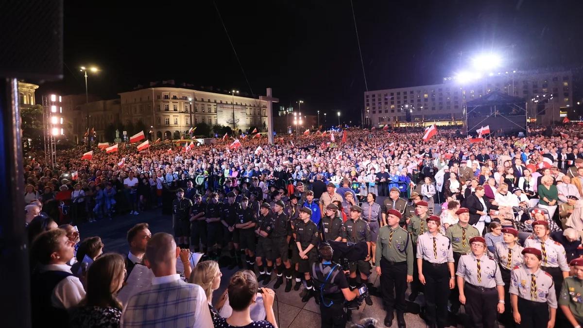 Warszawiacy zaśpiewali (nie)zakazane piosenki. Patriotyczny tłum na placu Piłsudskiego