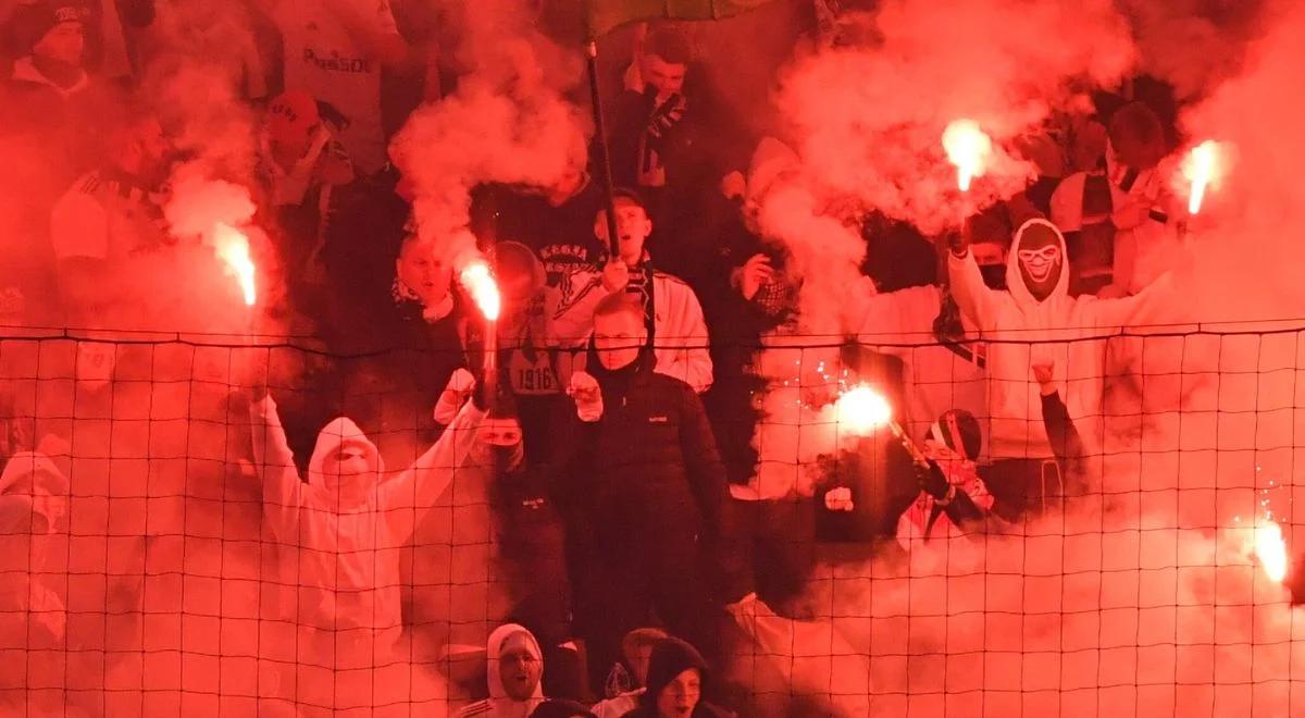 Ekstraklasa: skandaliczne sceny po meczu Legia - Widzew. Kibic spadł z trybuny [WIDEO]