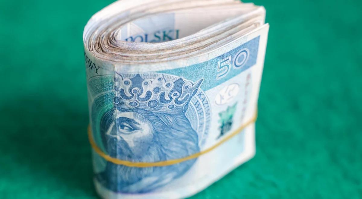 480 mld zł rocznie. Tyle kosztowałby bezwarunkowy dochód dla Polaków