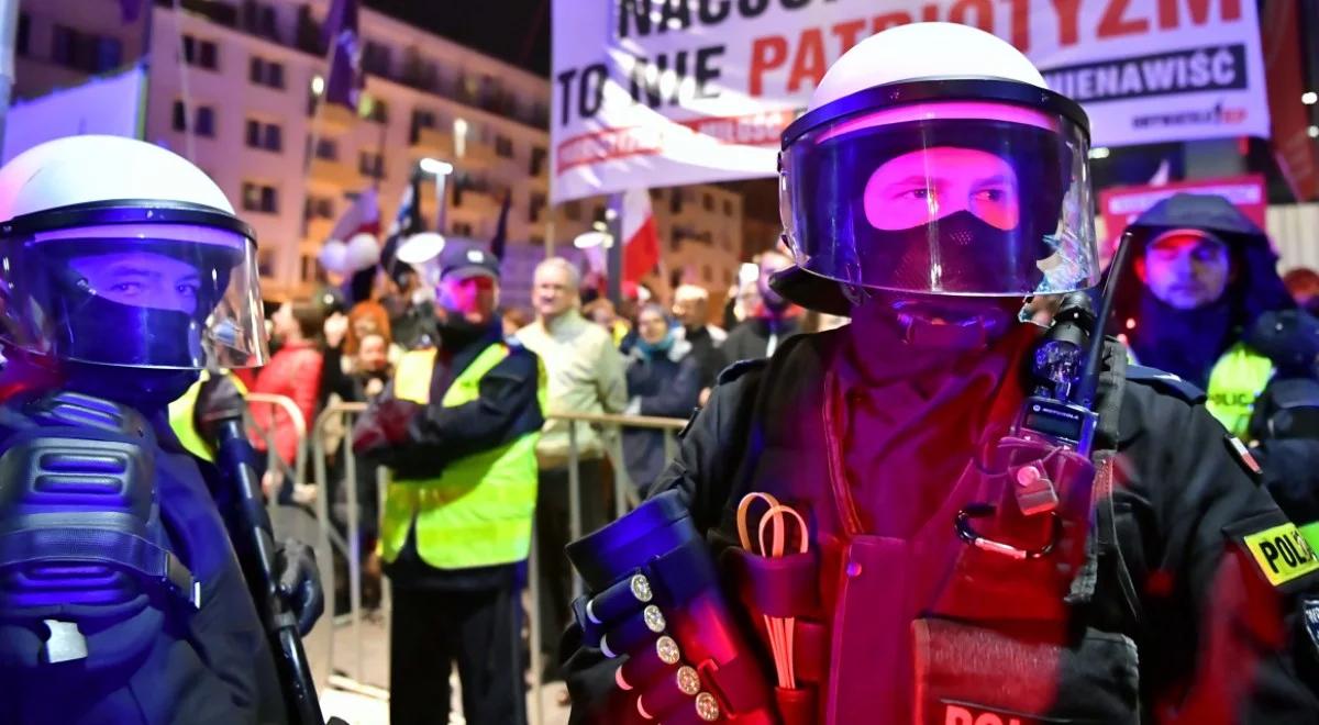 Zatrzymania po marszu we Wrocławiu. Policja: nieśli flagi z zakazanymi treściami