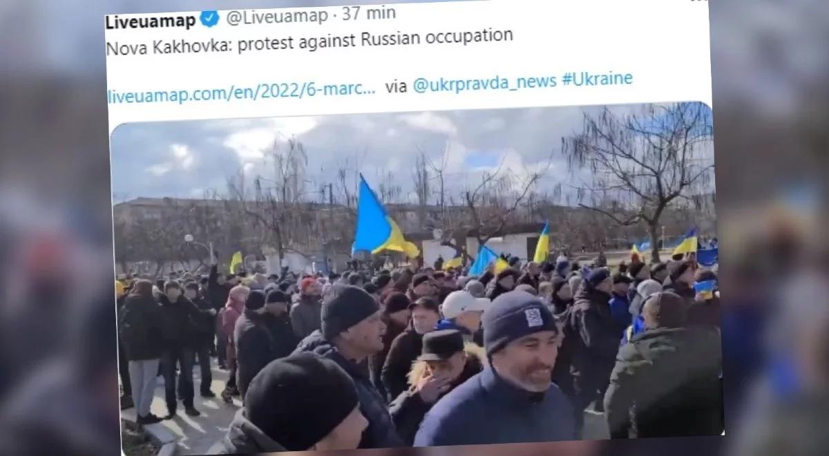"Całe miasto w barwach ukraińskiej flagi". Wielotysięczna demonstracja przeciwko Rosji w Nowej Kachowce
