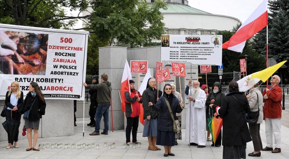 Przed Sejmem protesty zwolenników i przeciwników zmian prawa aborcyjnego