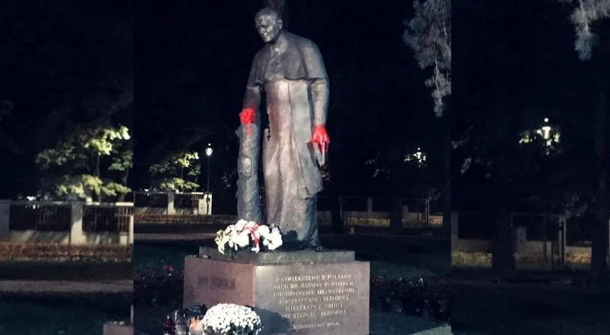 Znieważyła pomnik Jana Pawła II. Magdalena B. stanie przed sądem 