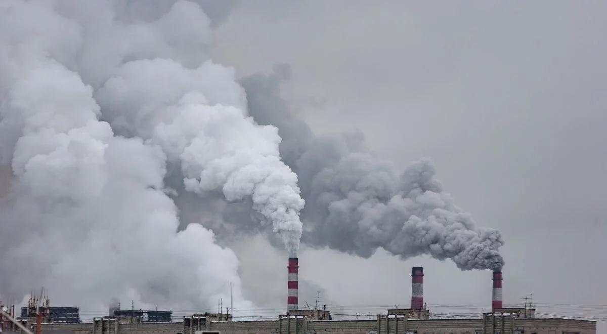 Rekordowy poziom emisji CO2. Raport: to efekt wojny na Ukrainie i wzrostu przewozów lotniczych