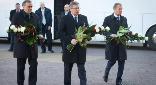 Prezydent i premier przed biurem PiS