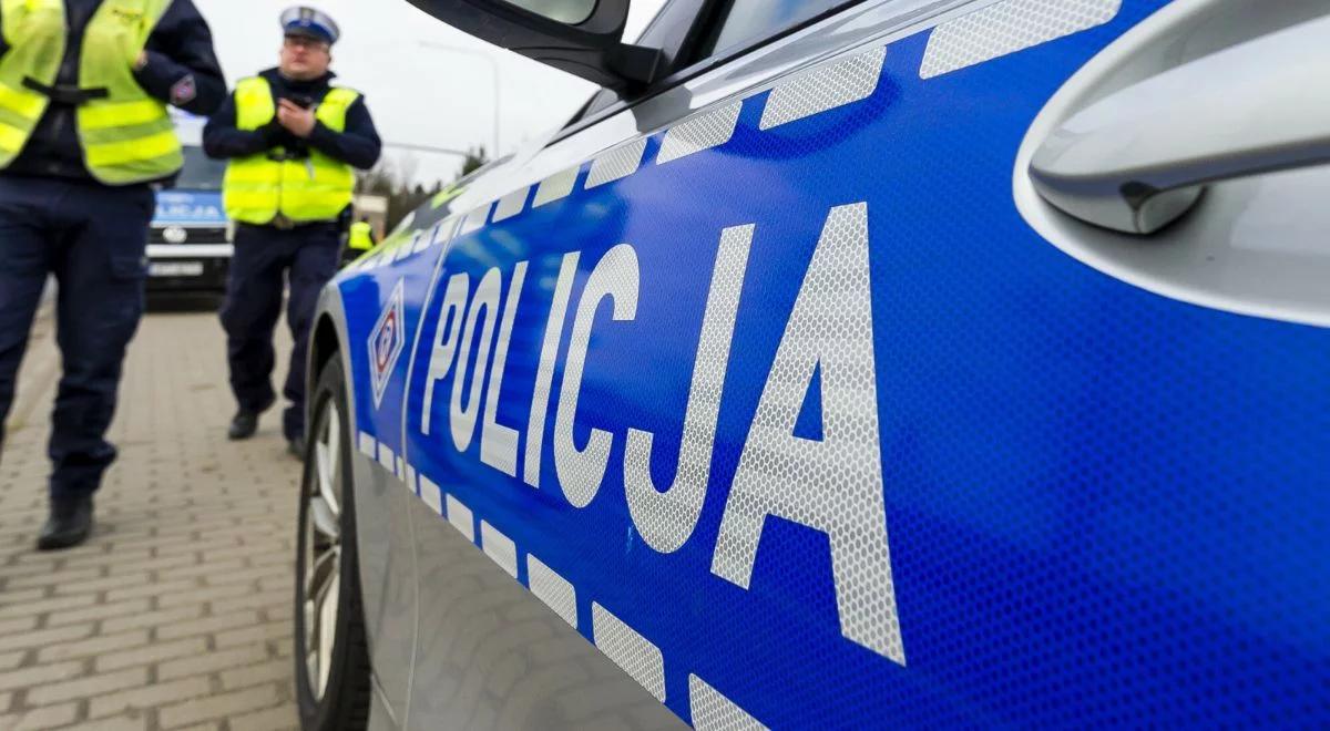 Jaguar zjechał z drogi i uderzył w drzewo. Nie żyją dwie osoby
