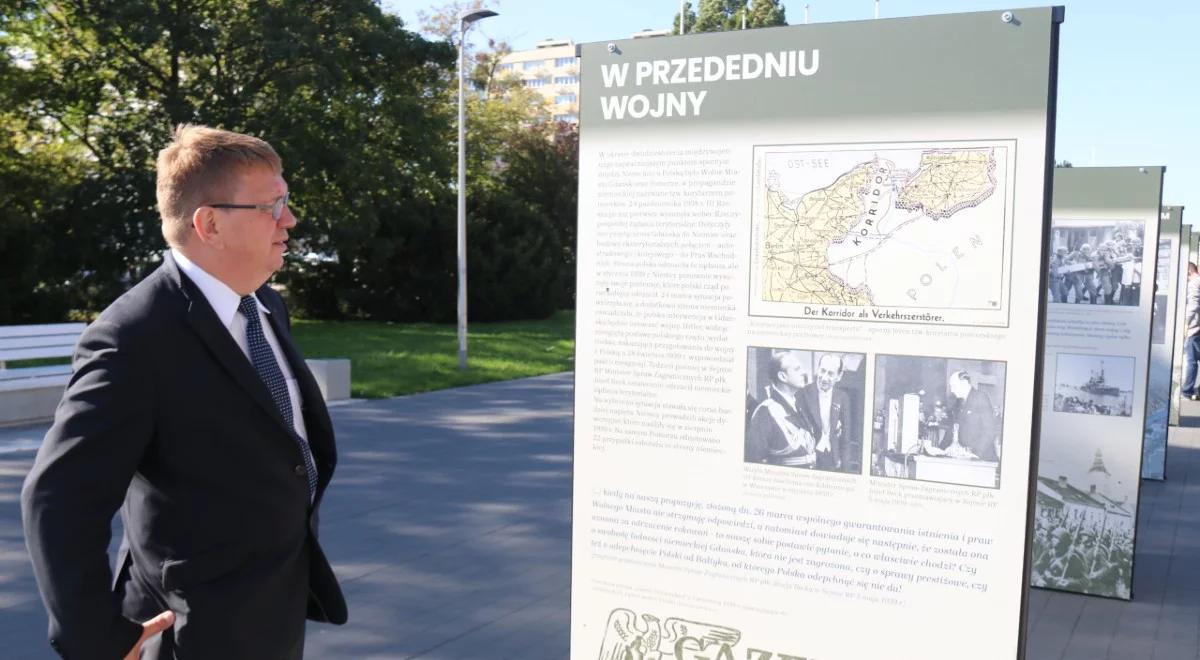 "Zasłużyć na krzyż: albo Virtuti, albo drewniany". Wystawa IPN w Gdyni ku pamięci obrońców Helu