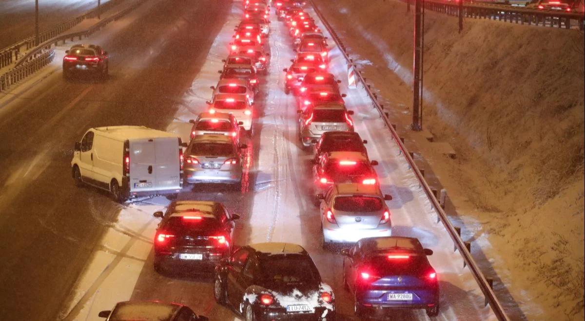 Śliskie chodniki, utrudnienia w komunikacji miejskiej, potężne korki. Śnieg uprzykrza życie warszawiakom