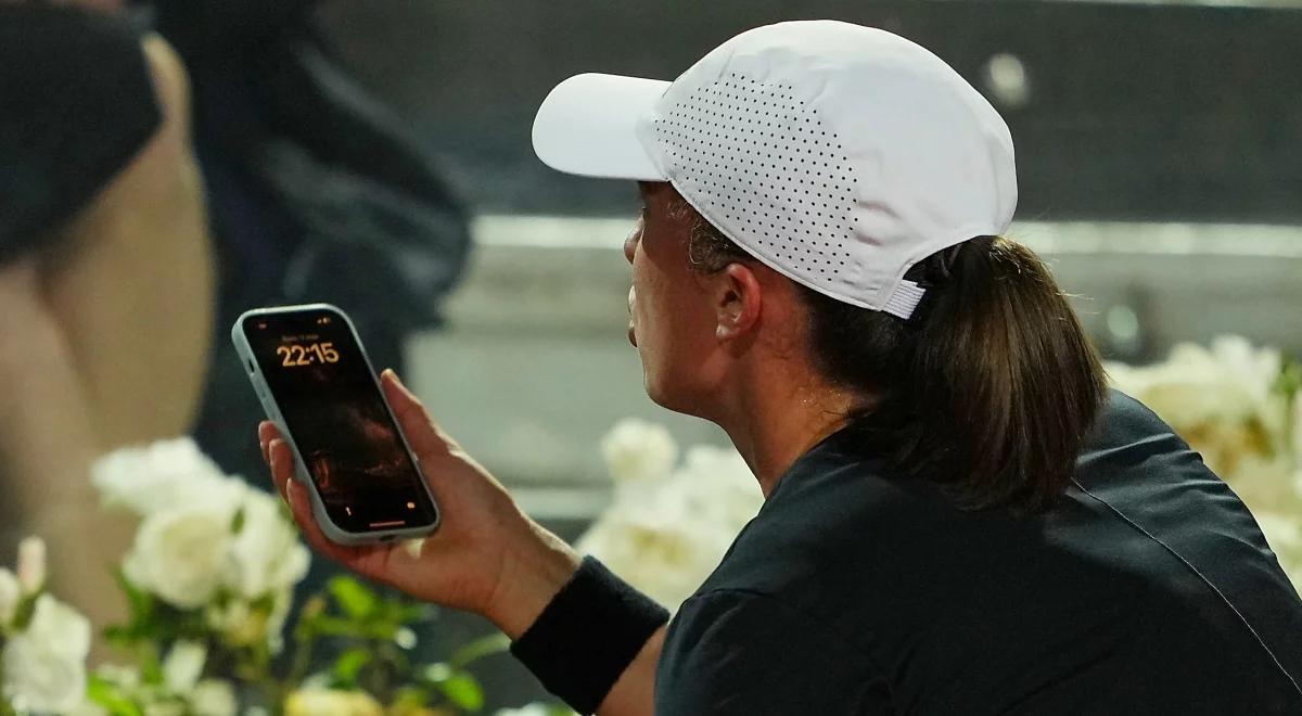 WTA Rzym: telefon Świątek zadzwonił podczas meczu z Rybakiną. Iga zareagowała natychmiast  [WIDEO]