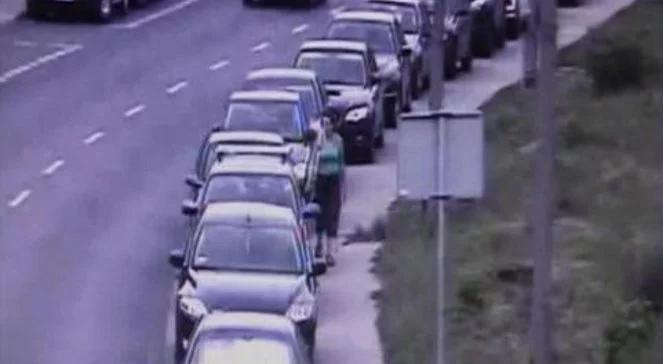 Porysowała samochody. Szuka jej policja [wideo]