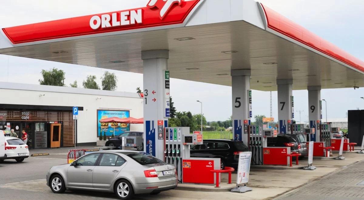 Tanieją paliwa na stacjach. Ekspert: należy to utożsamiać z przemyślaną strategią PKN Orlen