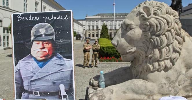 "Wałęsa w mundurze ZOMO". Duda tłumaczy 