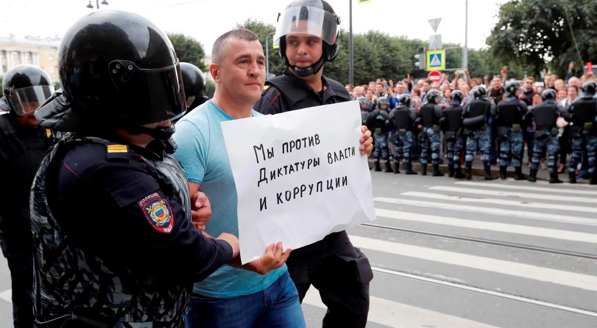 "Sam bił głową o szybę samochodu".  Pobitego oskarżyli o atak na policjantów. Prawa człowieka w Rosji
