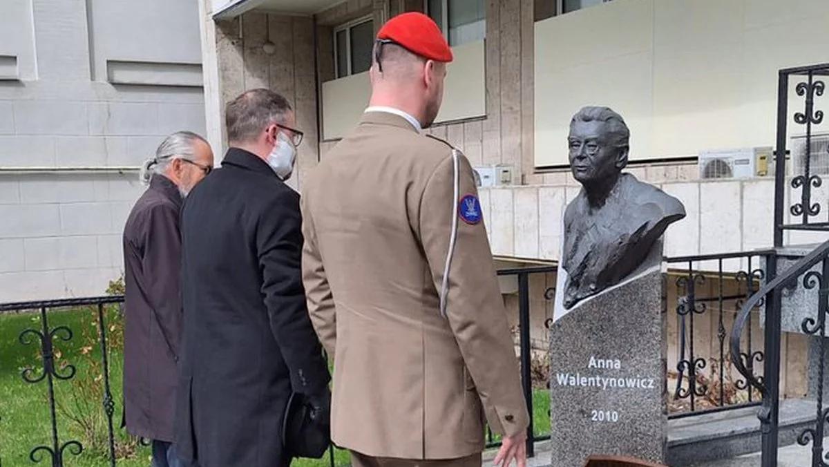 Kijów: wieniec przed pomnikiem Anny Walentynowicz w rocznicę katastrofy smoleńskiej