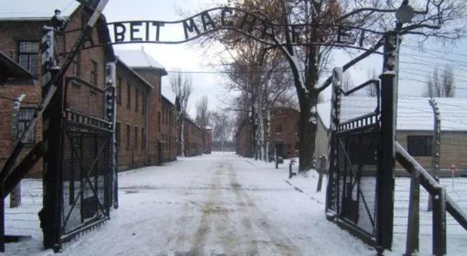 Dwoje Turków zatrzymanych za nazistowskie gesty w Auschwitz - Birkenau