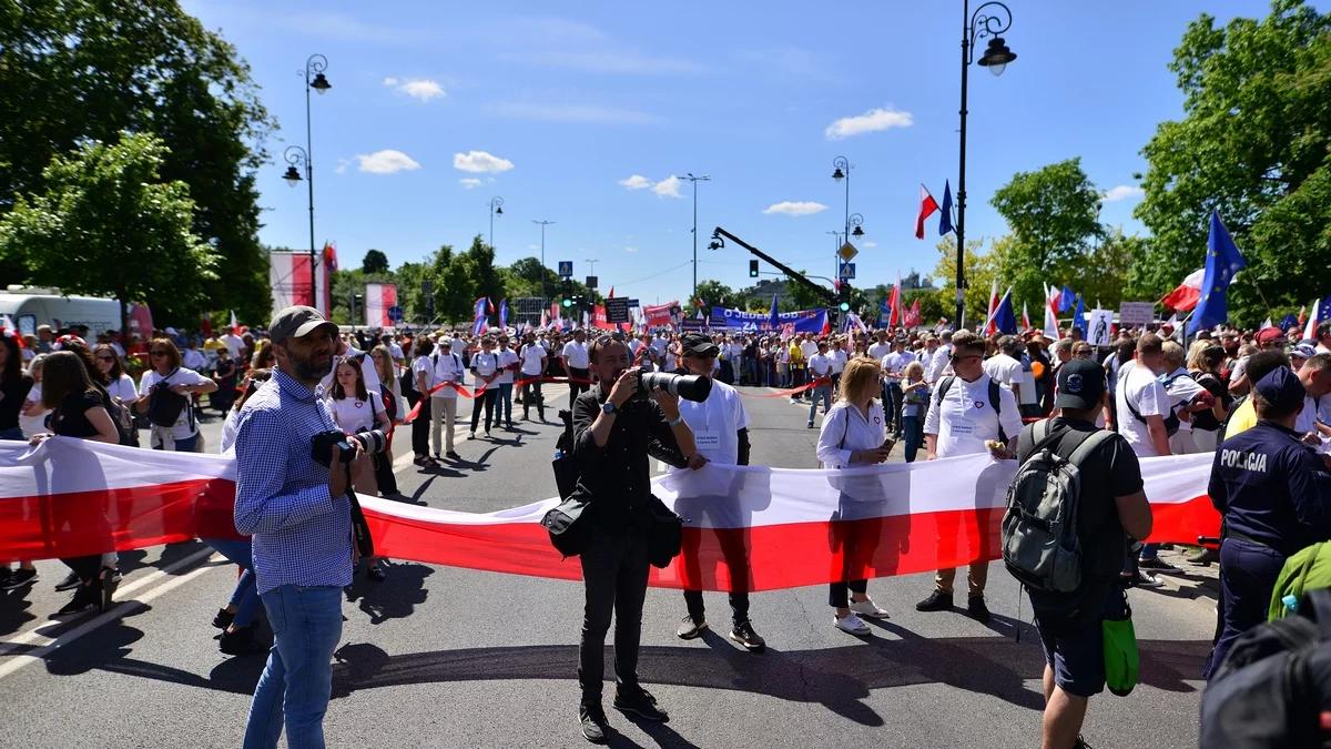 Marsz opozycji nie zaprowadzi jej do zwycięstwa. Polacy zdecydowani w sondażu