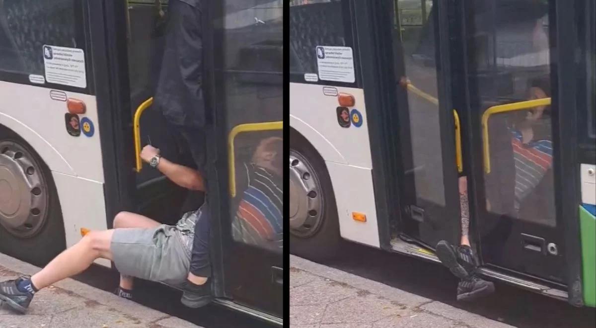 Horror w miejskim autobusie. Szarpanina z kontrolerem, nogi pasażera wystawały na zewnątrz