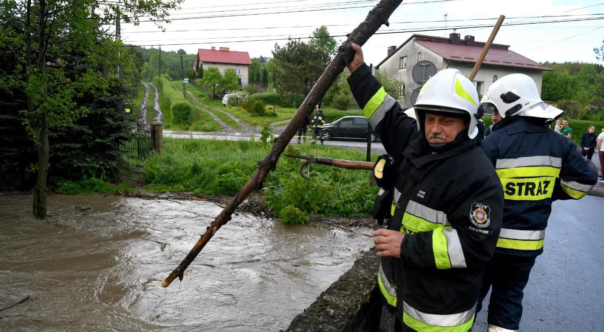 727 interwencji straży pożarnej w związku z intensywnymi burzami