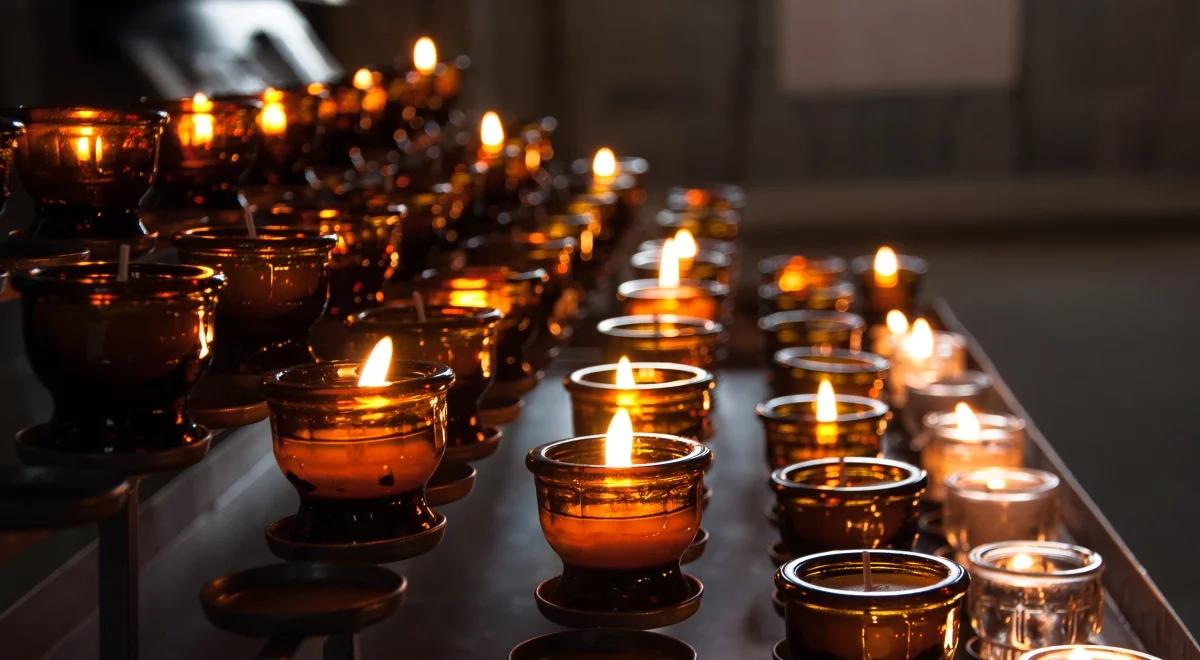 Zaduszki. Abp Budzik: dzień, w którym umarli mówią do żyjących