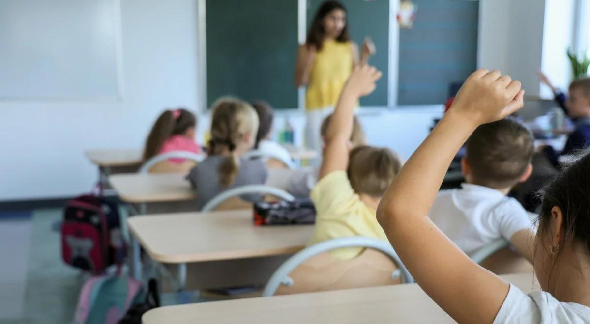 Prace domowe wrócą do szkół podstawowych? Nowacka: nie ma zakazu, są tylko nieoceniane