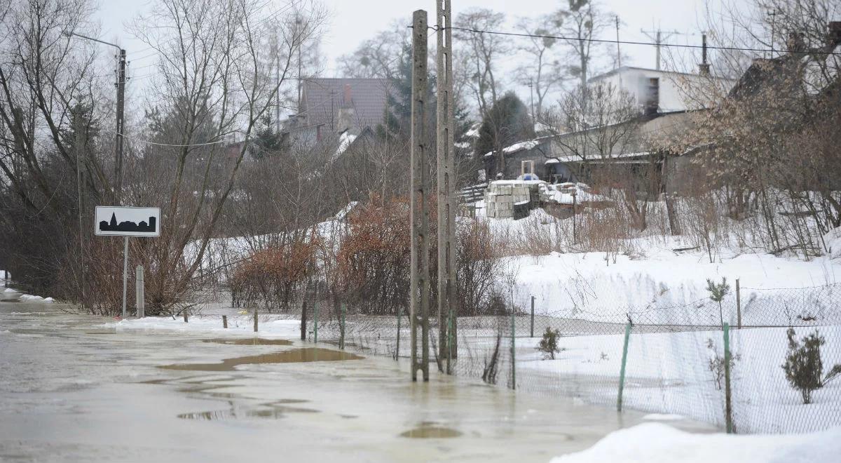 Pochmurna niedziela z opadami. IMGW wydał ostrzeżenia hydrologiczne