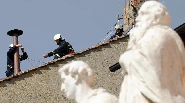 Konklawe. Komin stanął na dachu Kaplicy Sykstyńskiej 