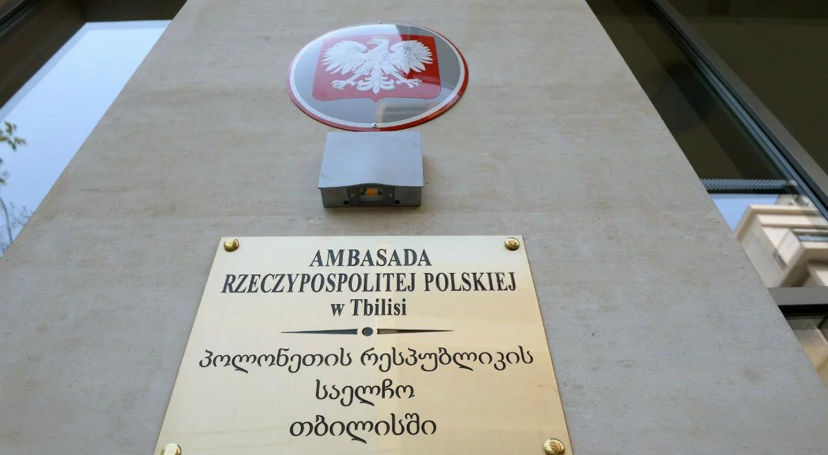 Polscy turyści gromadzą się przed ambasadą RP w Tibilisi. Oczekują pomocy rządu