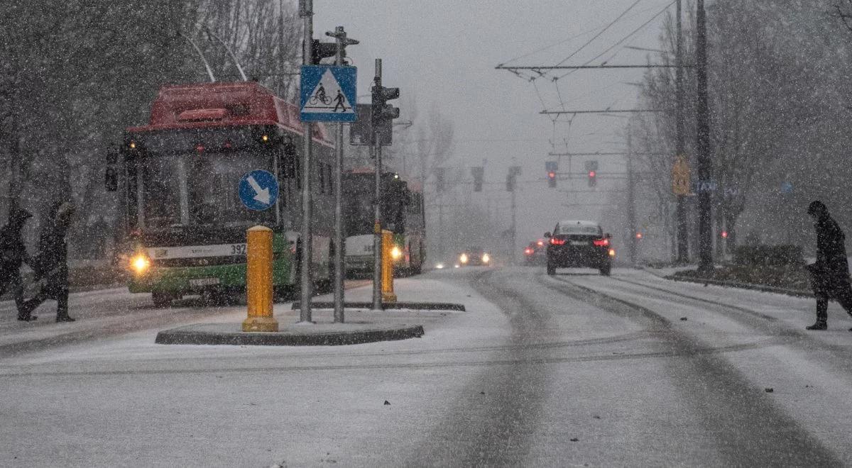 Niełatwe warunki na drogach. GDDKiA apeluje do kierowców o ostrożną jazdę