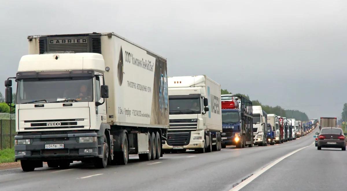 Setki tirów stoją przy granicy z Białorusią. Niemal doba oczekiwania na przejazd