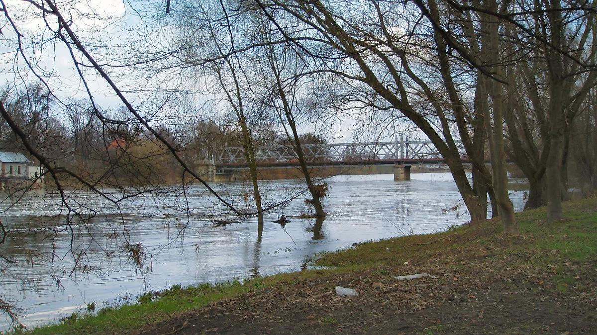 Na Odrze trwają poszukiwania młodego mężczyzny. W rzece była też nastolatka