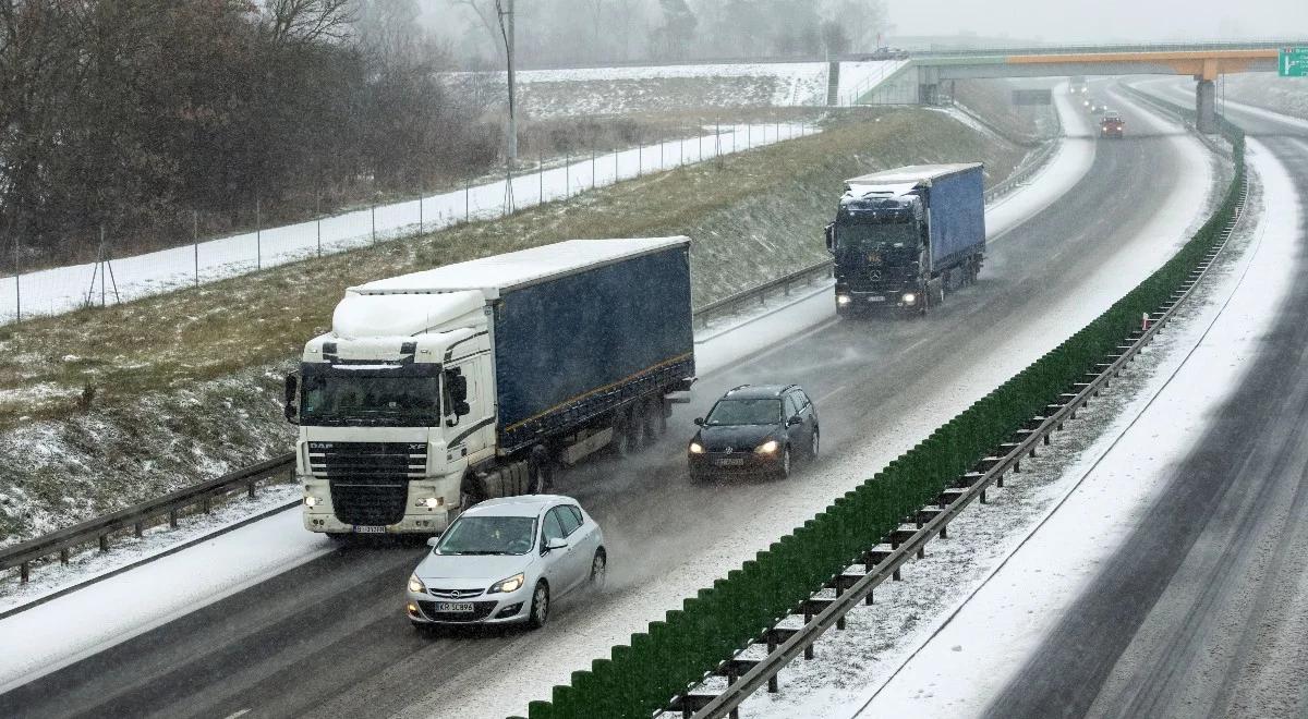 Apel o ostrożną jazdę. W części województw marznące opady i ślisko na drogach