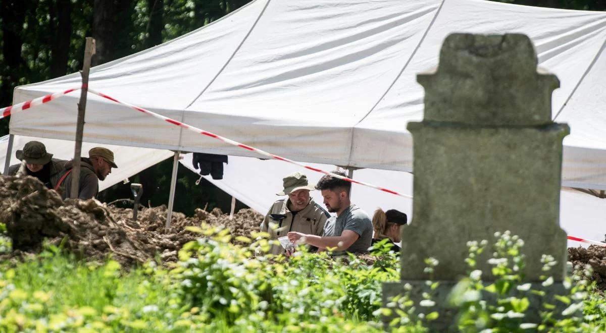 Obok ofiar znaleziono przedmioty. Przełom w ekshumacjach w Puźnikach