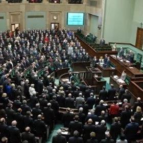 Sondaż PR: PO i PiS w górę. "To efekt emocjonalnego sporu wokół katastrofy"