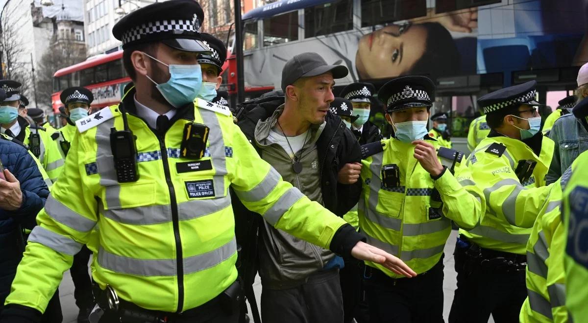 Protesty w Londynie przeciwko restrykcjom. Doszło do starć z policją