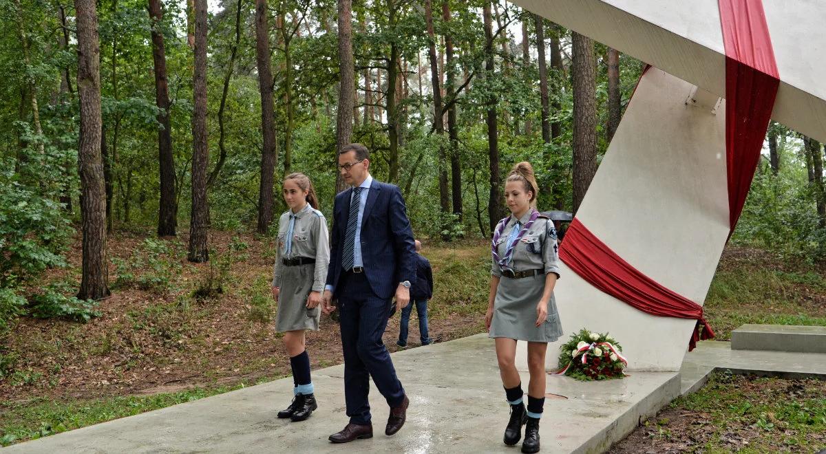 Premier modlił się pod krzyżem w miejscu porwania ks. Jerzego Popiełuszki