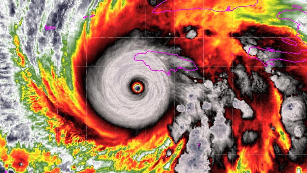 Melissa przybiera na sile. "Infrastruktura nie wytrzyma". Nagrania z wnętrza oka huraganu