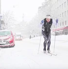 Śnieg paraliżuje Szwecję. Komunikacyjny chaos na drogach. "Od lat nie było czegoś takiego"