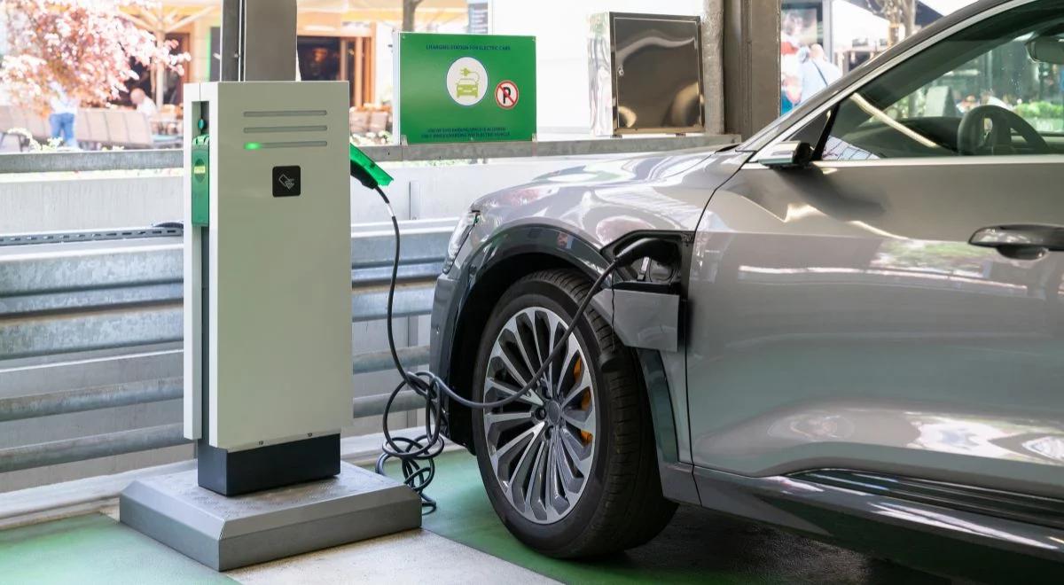Macron uderza w elektryki. "To głupie, jeśli energia jest wytwarzana z paliw kopalnych"