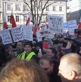 Manifestacje KOD w kilkudziesięciu miastach. "Nie godzimy się na inwigilację"