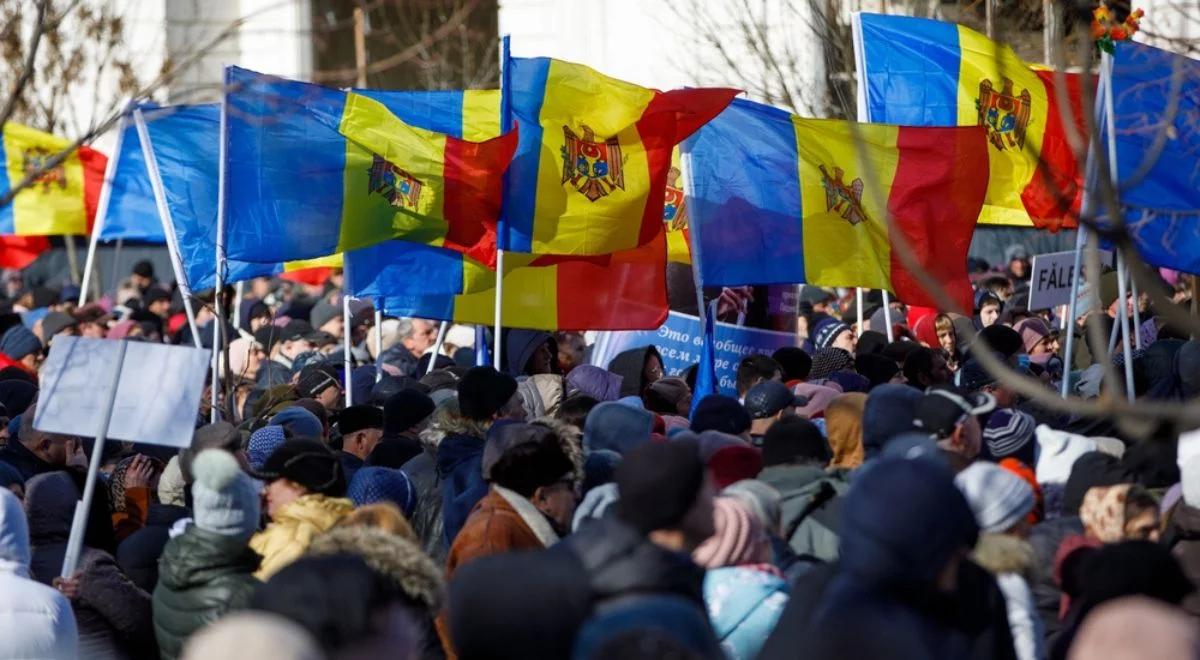 "Rosyjski spisek jest sterowany z Wielkiej Brytanii". Media o próbie obalenia rządu w Mołdawii