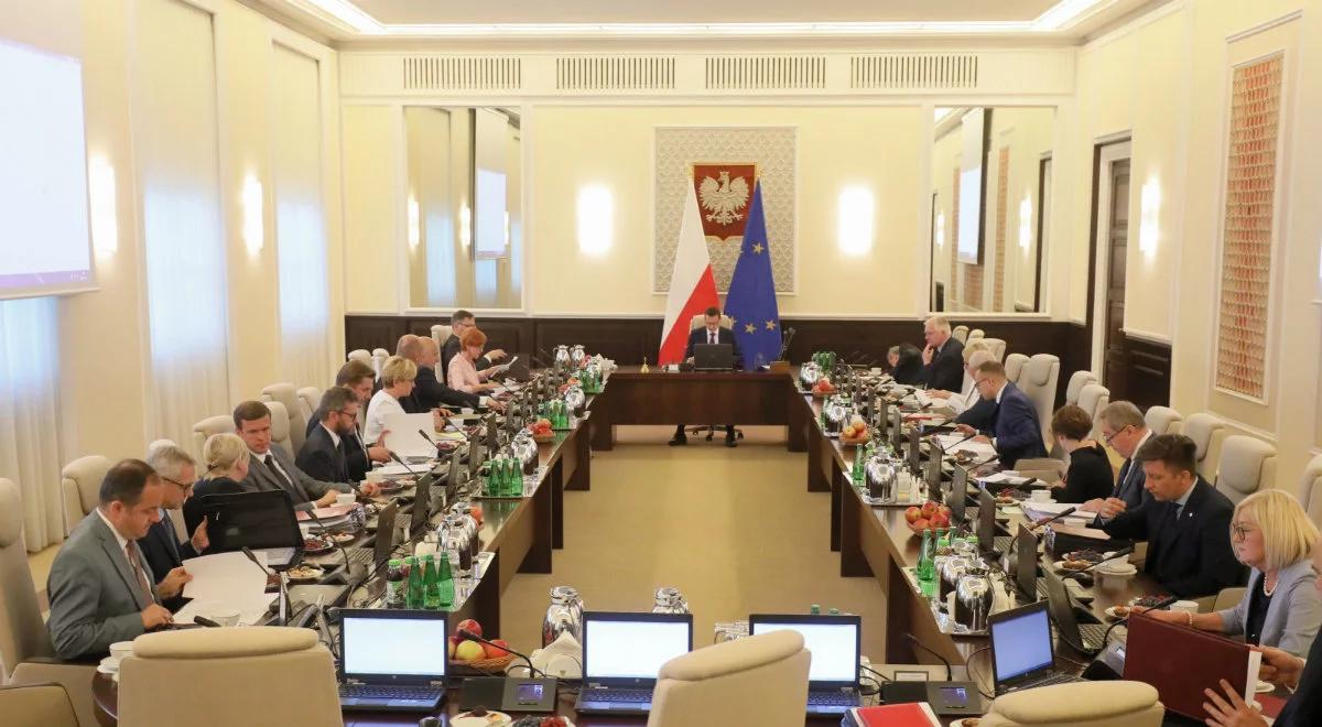 Rząd m.in. o Funduszu Dróg Samorządowych, modernizacji sił zbrojnych i ubezpieczeniach rolnych