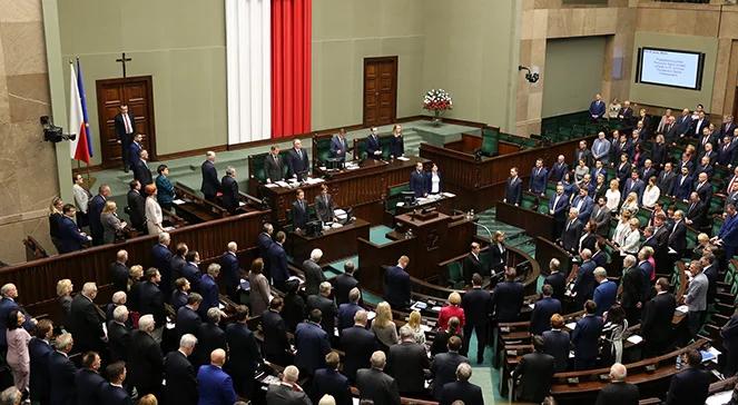 Debata Poranka: Publicyści o obniżeniu zarobków polityków