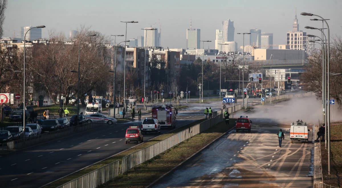 Skutki dla całej Warszawy. Służby starają się ograniczyć zasięg awarii